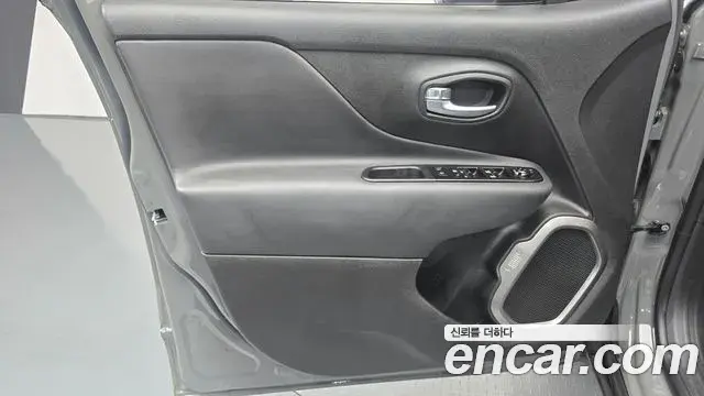 Jeep Renegade 2022 — ფოტო 25/32