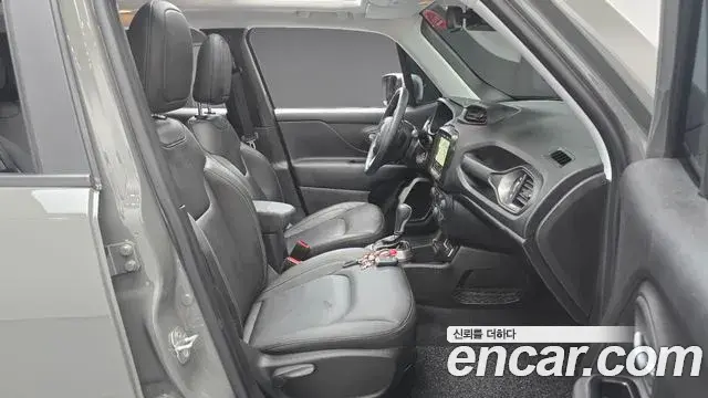 Jeep Renegade 2022 — ფოტო 17/32