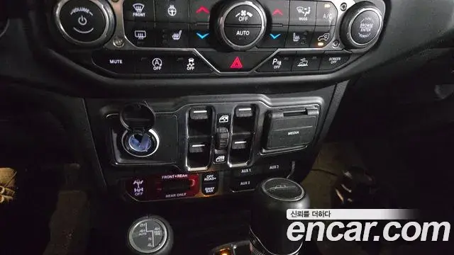 Jeep Gladiator 2023 — ფოტო 8/12