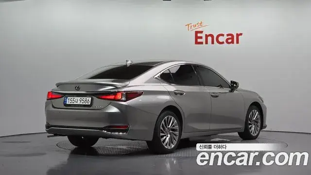 Lexus ES300h 2023 — Photo 1/33