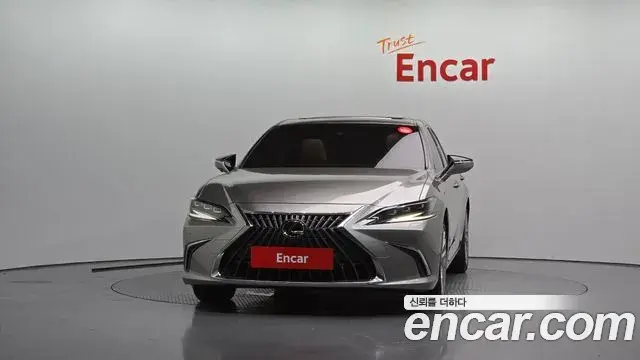 Lexus ES300h 2023 — Photo 5/33