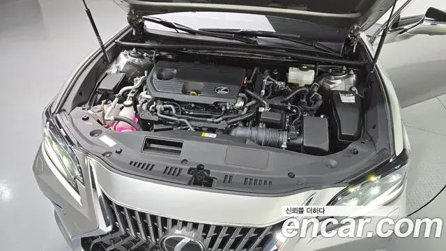 Lexus ES300h 2023 — Photo 16/33