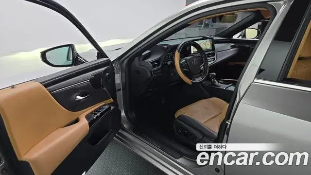 Lexus ES300h 2023 — Photo 26/33
