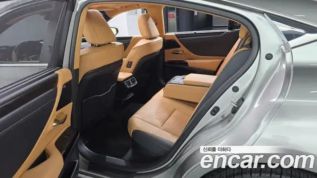 Lexus ES300h 2023 — Photo 25/33
