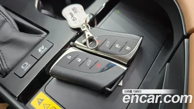 Lexus ES300h 2023 — Photo 13/33