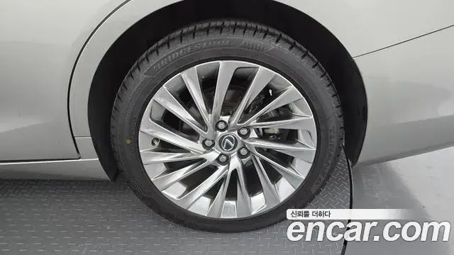 Lexus ES300h 2023 — Photo 33/33