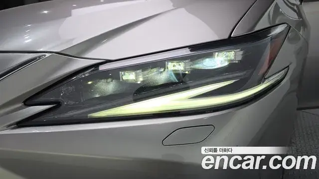 Lexus ES300h 2023 — Photo 32/33