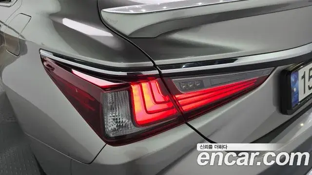 Lexus ES300h 2023 — Photo 28/33