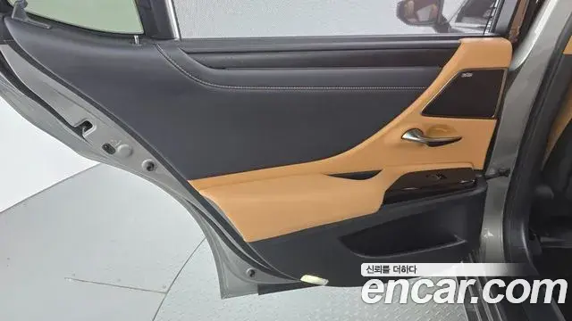 Lexus ES300h 2023 — Photo 24/33