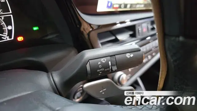 Lexus ES300h 2023 — Photo 20/33
