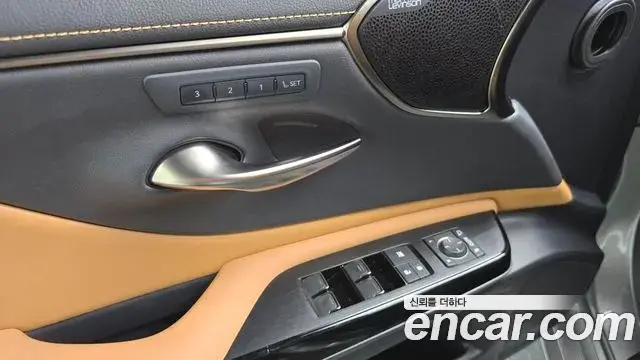 Lexus ES300h 2023 — Photo 18/33