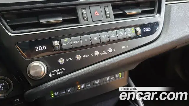 Lexus ES300h 2023 — Photo 2/33