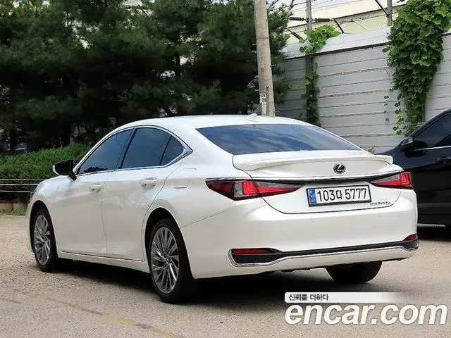 Lexus ES300h 2023 — Şəkil 8/16