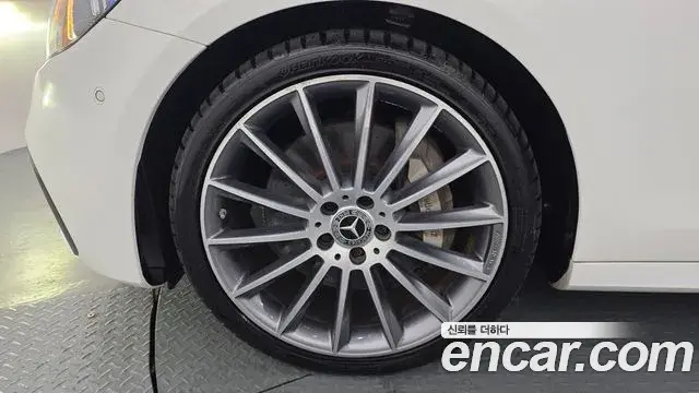Mercedes-Benz E-Class 2021 — Photo 5/20