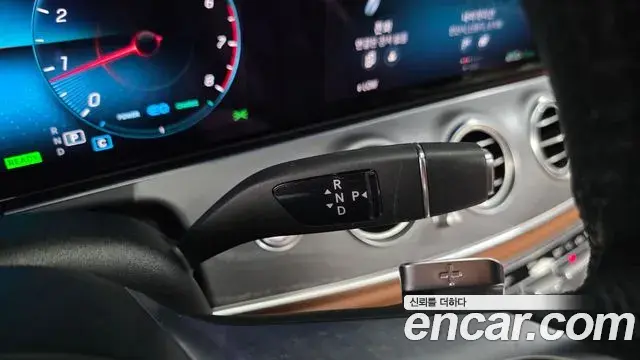 Mercedes-Benz E-Class 2021 — Photo 9/20