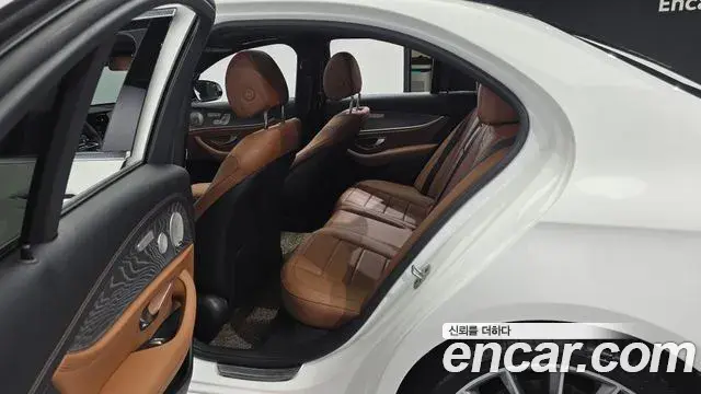 Mercedes-Benz E-Class 2021 — Photo 11/20