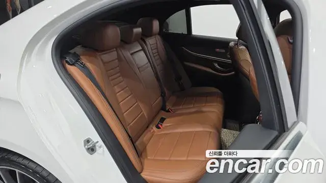 Mercedes-Benz E-Class 2021 — Photo 12/20