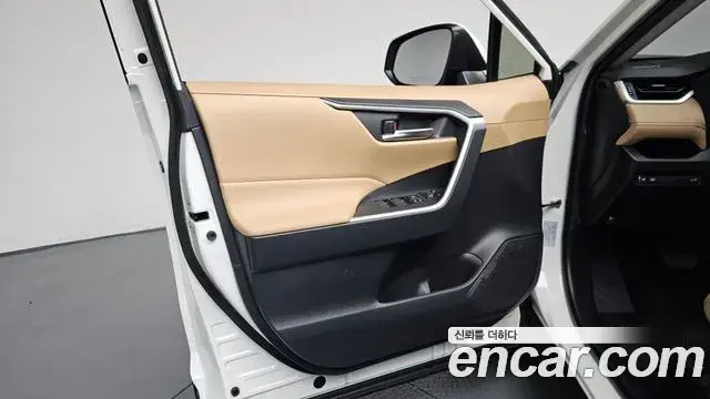 Toyota RAV4 2022 — Şəkil 6/31