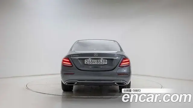 Mercedes-Benz E-Class 2020 — Фото 10/20