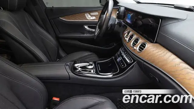 Mercedes-Benz E-Class 2020 — Фото 18/20