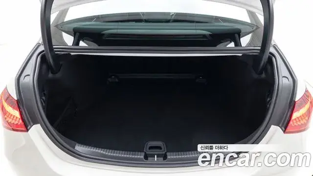 Mercedes-Benz C-Class 2026 — ფოტო 8/20