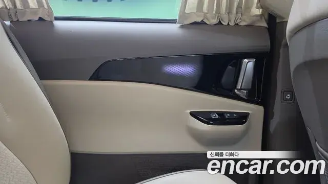 Kia Carnival 2022 — ფოტო 23/43