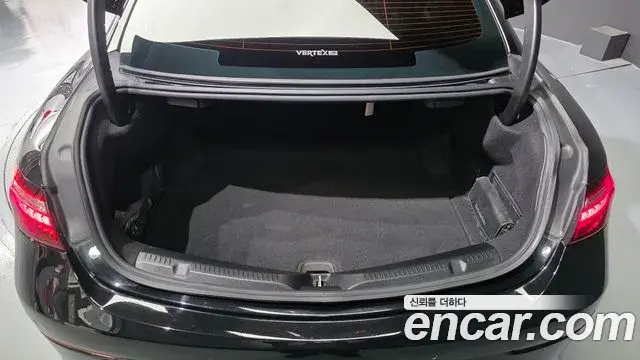 Mercedes-Benz E-Class 2021 — Фото 17/20