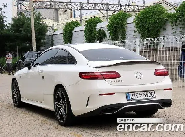 Mercedes-Benz E-Class 2019 — Photo 1/3