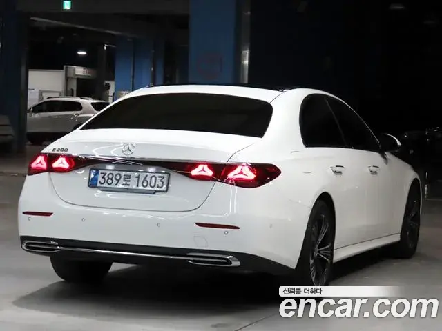 Mercedes-Benz E-Class 2024 — Photo 3/20
