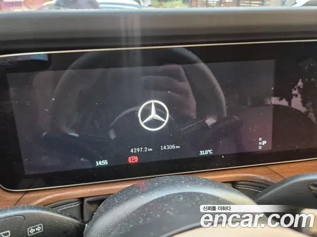 Mercedes-Benz G-Class 2025 — Photo 8/9