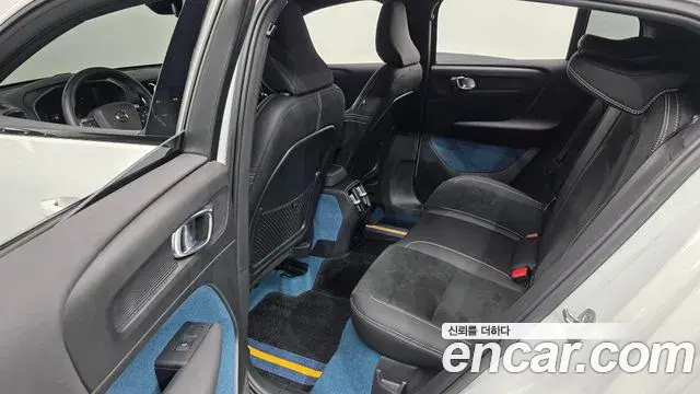 Volvo C40 Recharge 2022 — Şəkil 17/33