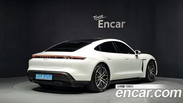 Porsche Taycan 2023 — ფოტო 14/20