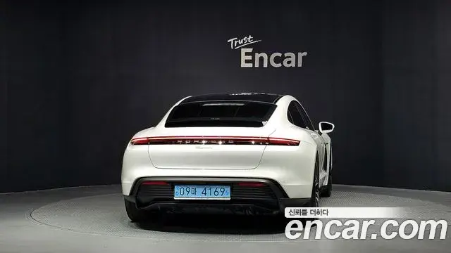 Porsche Taycan 2023 — ფოტო 18/20