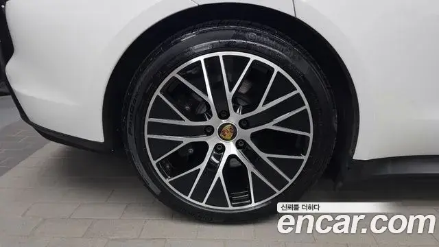 Porsche Taycan 2023 — ფოტო 4/20