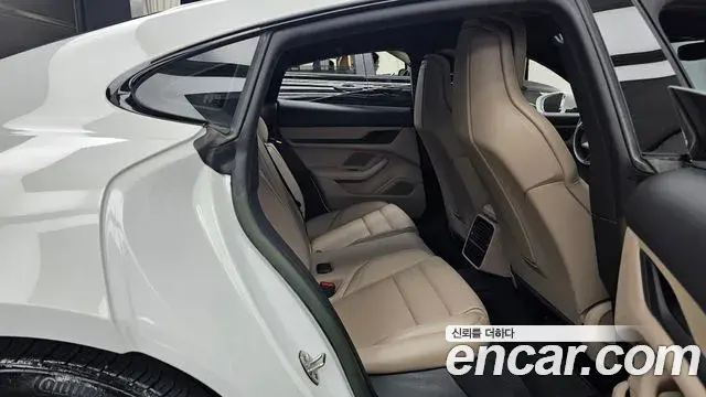 Porsche Taycan 2023 — ფოტო 2/20