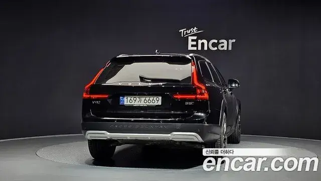 Volvo V90 Cross Country 2024 — Şəkil 1/31