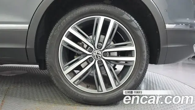 Volkswagen Tiguan 2022 — Photo 9/35
