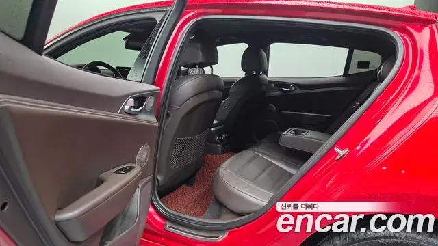 Kia Stinger 2018 — Фото 16/20