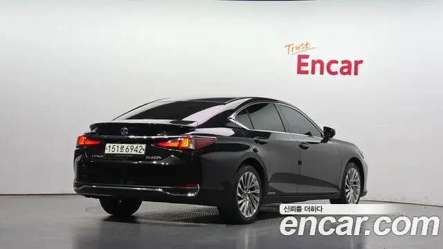 Lexus ES300h 2022 — ფოტო 21/38