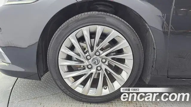 Lexus ES300h 2022 — ფოტო 16/38