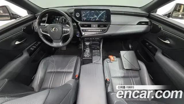 Lexus ES300h 2022 — ფოტო 28/38