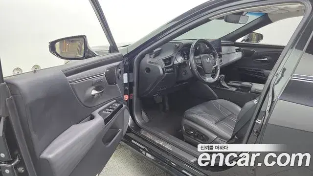 Lexus ES300h 2022 — ფოტო 32/38