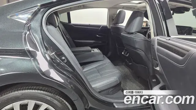 Lexus ES300h 2022 — ფოტო 37/38