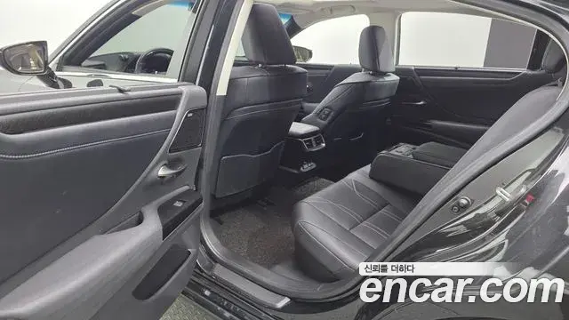 Lexus ES300h 2022 — ფოტო 30/38