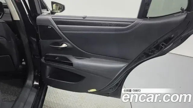 Lexus ES300h 2022 — ფოტო 22/38