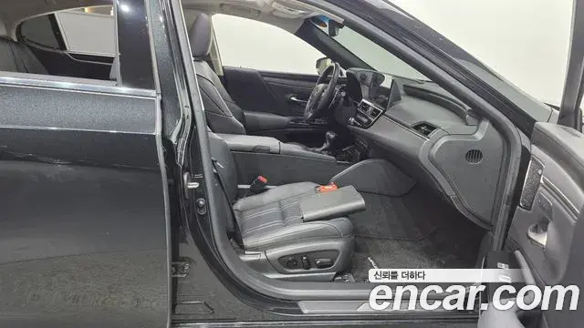 Lexus ES300h 2022 — ფოტო 12/38