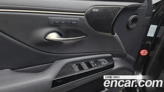 Lexus ES300h 2022 — ფოტო 13/38