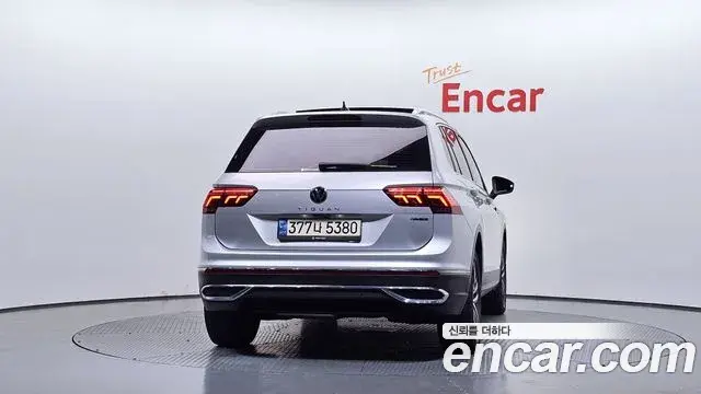 Volkswagen Tiguan 2021 — ფოტო 9/35