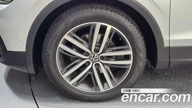 Volkswagen Tiguan 2021 — ფოტო 4/35