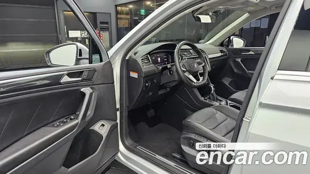 Volkswagen Tiguan 2021 — ფოტო 20/35